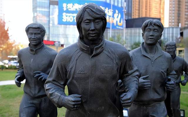 欧陆娱乐注册:从“跑不死”到“贪不够”,李铁的黑白足球人生